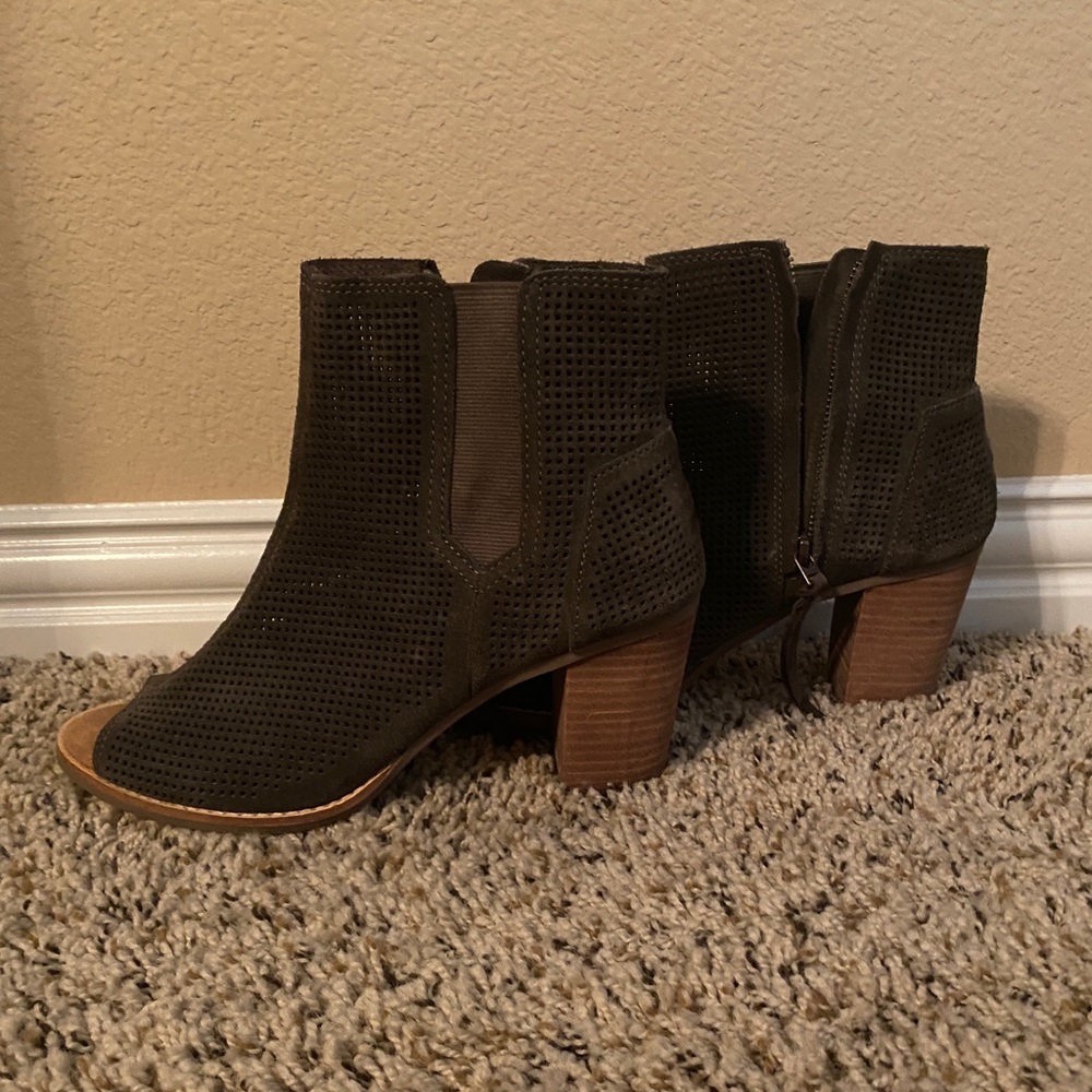 Tom’s Size 9 Heels